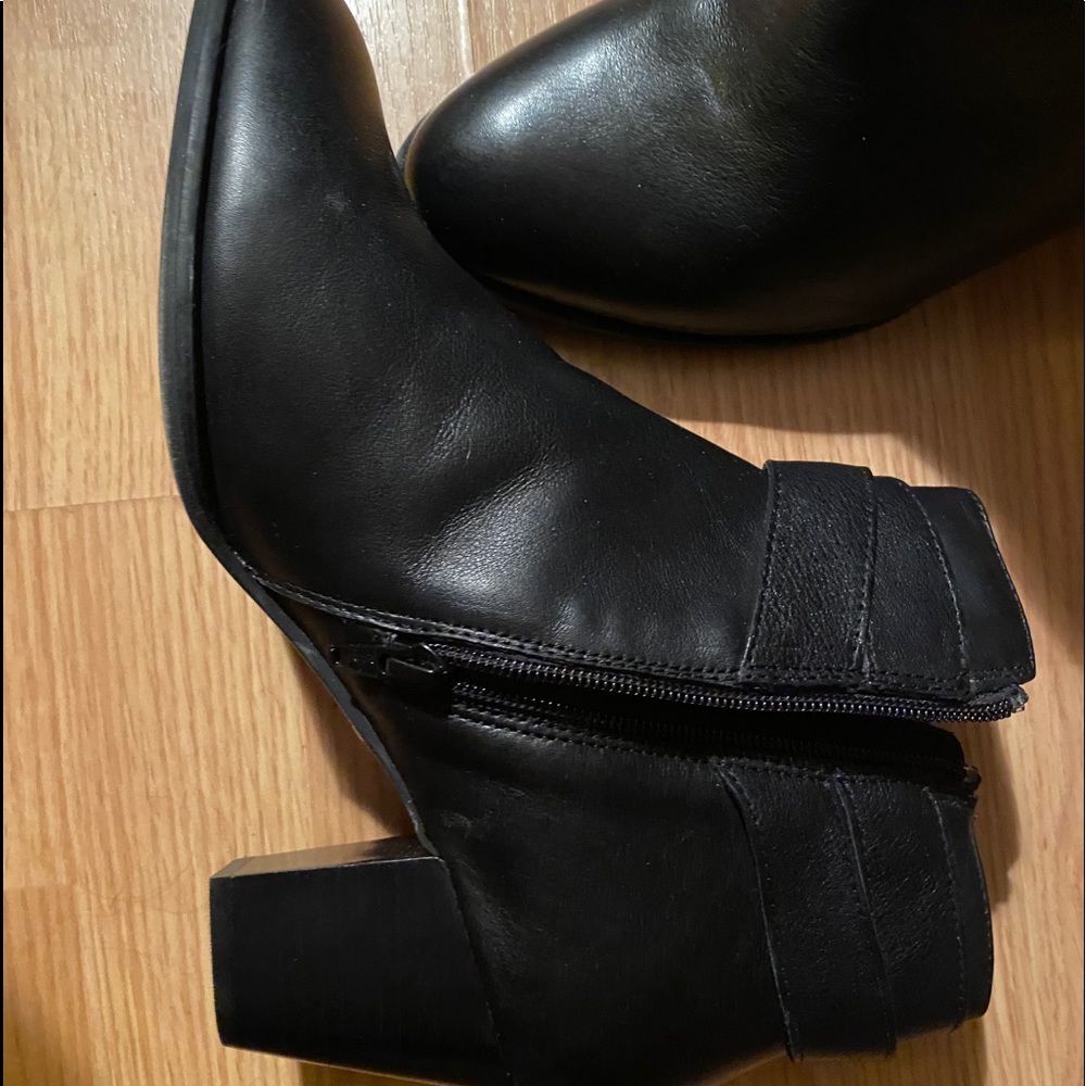 Vionic boots size 10